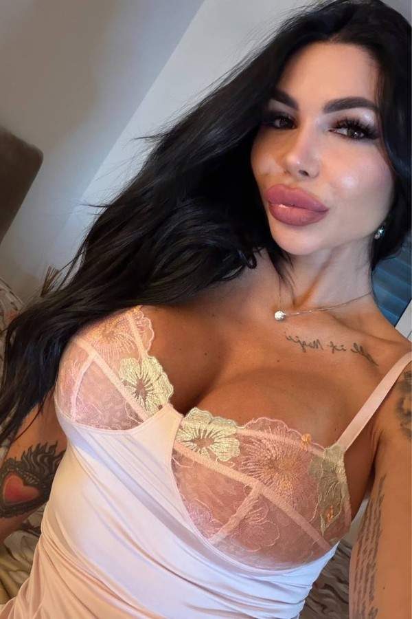 Foto di Andra Ungureanu, creator italiana su OnlyFans con contenuti esclusivi