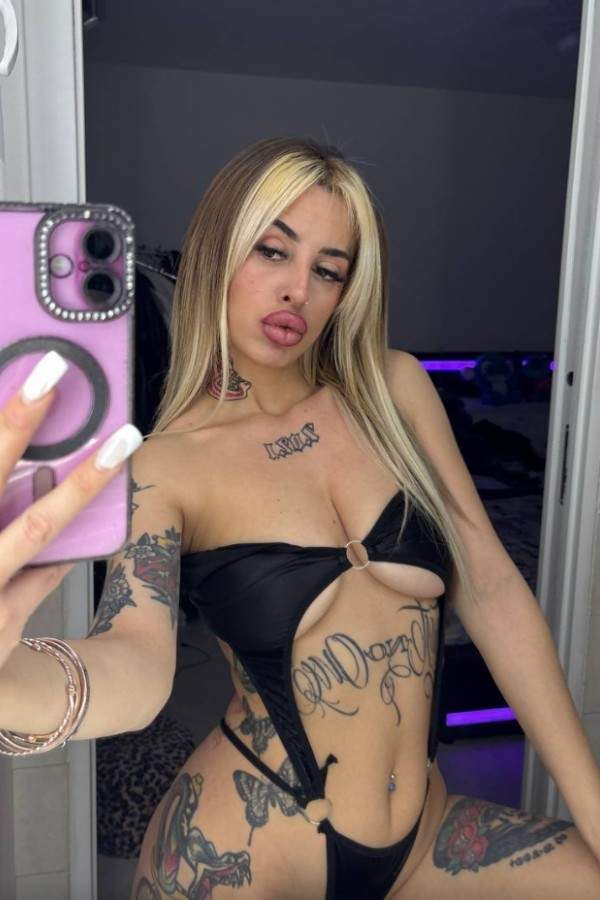 Foto di Dejanie Giumentaro, creator italiana su OnlyFans con contenuti esclusivi